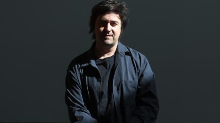 El investigador y escritor Xavier Nueno, retratado en el vestíbulo de Baluarte