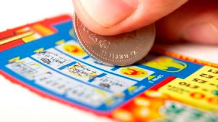 Una persona rasca un cupón