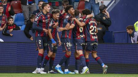 El delantero del Levante Iván Romero (20 izda.) celebra tras anotar el primer gol del equipo durante el partido