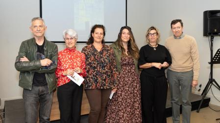 De izquierda a derecha: Elías Marchite Lorente (jurado), Julia Blanco Moreno (en representación de su yerno Domingo Alberto Martínez Martín), Patricia Fernández Sierra y Elena García Barca (premiadas), Iciar Les Urra (concejala de Cultura), y Rafael Rodríguez Natera (jurado)