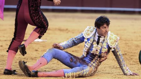 Cogida de Roca Rey al entrar a matar a su segundo toro en la Maestranza, este jueves 23 de abril