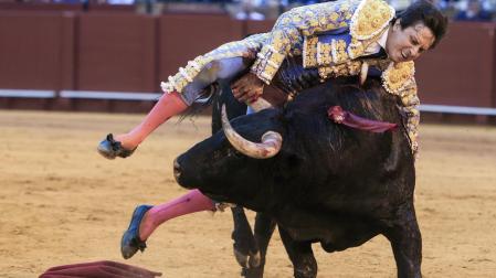 Cogida de Roca Rey al entrar a matar a su segundo toro en la Maestranza, este jueves 23 de abril