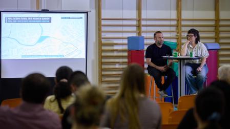 Los concejales Borja Izaguirre y Aitziber Campión, en el foro de barrio de Buztintxuri
