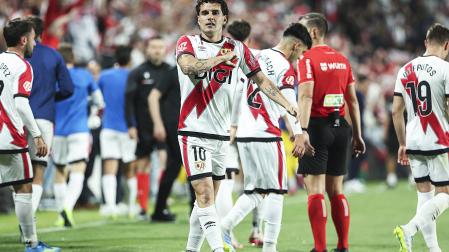 Sergio Camello celebra el tanto que dejó la victoria en Vallecas