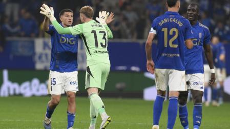 Los jugadores del Oviedo celebran el 1-1 ante el Villarreal