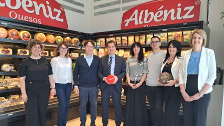 De izquierda a derecha: Irene Checa (responsable Dpto. Financiero), Patricia Garnica (responsable Dpto. Calidad), Ramón Pérez de Albéniz (directivo), Mikel Irujo Amezaga (consejero), Erkuden Elbusto (responsable Dpto. Administración), Gorka Pérez de Albéniz (directivo), Sandra Pérez (responsable Dpto. Comercial) y Jaione Oraá (responsable Dpto. RRHH)