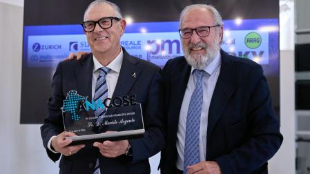 Maciste Argente (premiado) recibió el premio de manos de Alejandro Izúzquiza (exdirector