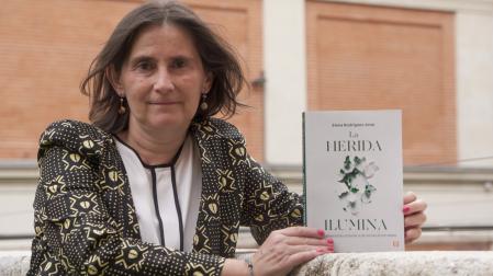 La periodista Elena Rodríguez-Avial (Madrid, 1974) presentará su libro 'La herida se ilumina' el 29 de abril en el colegio San Ignacio (Jesuitas) de Pamplona.