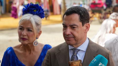 El presidente de la Junta de Andalucía, Juanma Moreno, acompañado por la consejera de Cultura, Patricia del Pozoatiende a los medios en su visita este miércoles al Real de la Feria de Sevilla