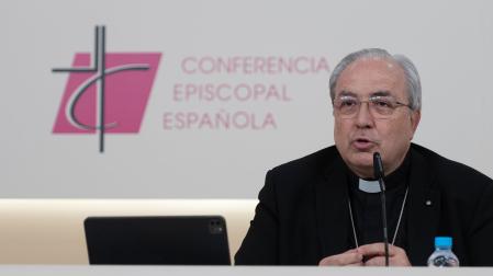 El secretario general de la Conferencia Episcopal, monseñor Francisco César García Magán, informa en rueda de prensa sobre la Asamblea Plenaria