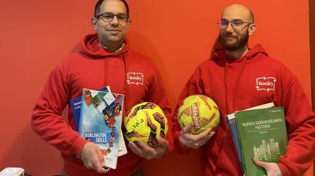 Johan y Adrián, de la tienda Booky y organizadores del torneo de fútbol sala