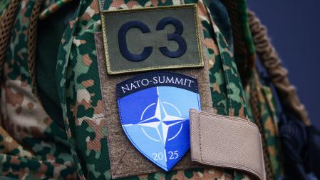 Imagen de archivo de la bandera de la OTAN en un uniforme militar