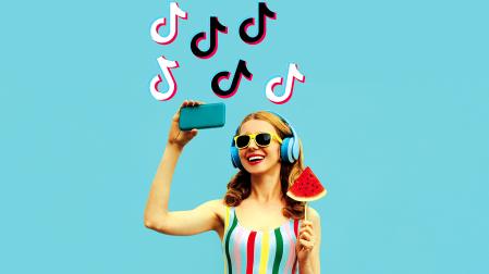 Imagen de una joven escuchando música rodeada del loootipo de TikTok