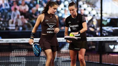 Martina Calvo y Marta Ortega conversan durante el encuentro de cuartos del Bruselas P2 2026