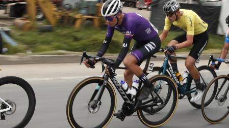 Fotografía de archivo del 06 de febrero de 2024 del ciclista Cristian Múñoz, del equipo NU Colombia, compitiendo en la primera etapa de la carrera ciclística Tour Colombia 2024