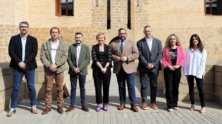 Desde la izda., Rubén Auza, director general de la Oficina de Análisis y Prospectiva del Gobierno de Navarra; Alberto Añón, alcalde de Cascante; Jesús Mª Rodríguez, director general de Administración Local; la alcaldesa de Marcilla, Esther Villanueva; el vicepresidente primero del Gobierno foral , Javier Remírez; Rafael Loscos, presidente de AER; Sandra Calvo, gerente del Consorcio Eder; y Marta Rández, secretaria general técnica de AER. Todos ellos intervinieron en la jornada de ayer celebrada en Marcilla