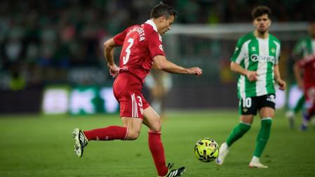 César Azpilicueta trata de centrar ante la presión de Abde, en el derbi sevillano