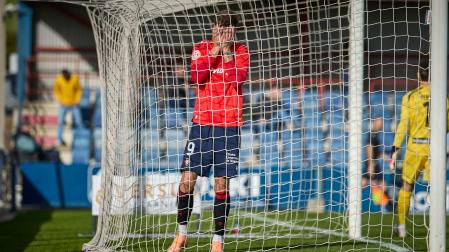El '9' de Osasuna Promesas, Dani González, se lamenta tras una ocasión errada en un encuentro en Tajonar