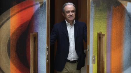 Carlos Briones, fotografiado en el Edificio de Ciencia de la Universidad de Navarra.