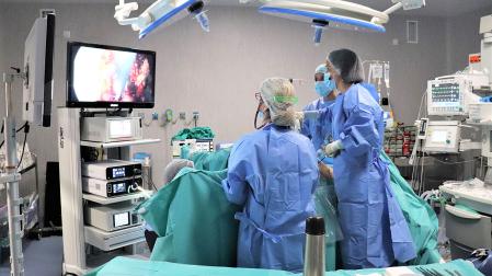 Varios profesionales durante una intervención quirúrgica