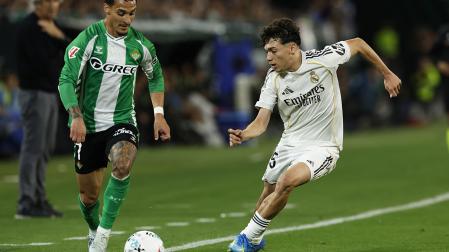 Antony trata de marcharse de Thiago Pitarch durante el encuentroi