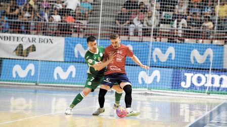 Gustavo Marro, de Osasuna Magna, trata de mantener la posesión ante Harrison, del Movistar Inter