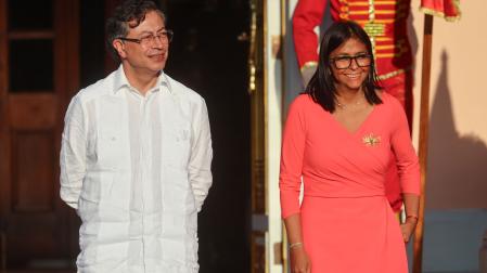 El presidente de Colombia, Gustavo Petro (i), y la mandataria encargada de Venezuela, Delcy Rodríguez, posan al finalizar una reunión en Caracas