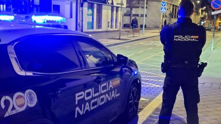 "Las víctimas residían de manera permanente en el lugar y estaban obligadas a prostituirse en jornadas nocturnas de hasta 12 horas ininterrumpidas, debiendo solicitar permiso a la encargada incluso para descansar", relata la Policía Nacional