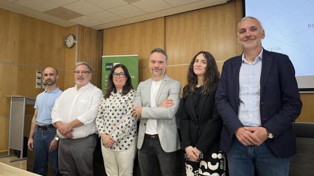 izquierda a derecha están: Cristóbal Suria, gerente de la Fundaciò General de la Universitat València, Yosune Villanueva, gerente de Fundena, Iñaki Mendióroz, Director General Economía Social y Trabajo del Gobierno de Navarra, María Cardero responsable de Cursos de Extensión universitaria de Uned Pamplona, Natxo Arbeloa gerente de la Fundación Miguel Indurain, e Iker Teres, Ayudante de Proyecto de Investigación sobre Economía Social