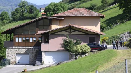 Vivienda en la parroquia de Columbiello, en el municipio asturiano de Lena, donde se han encontrado los cuerpos