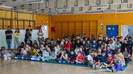 Estudiantes de primaria leen fragmentos literarios por el día del libro en diferentes idiomas para simbolizar la variedad lingüística del cole