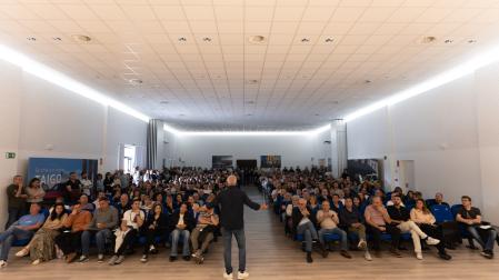 Alfredo Morales ante los asistentes a la asamblea general de la sección sindical de UGT en Volkswagen Navarra