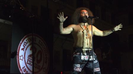 Miguel Ángel Rodríguez 'El Sevilla', líder de Mojinos Escozíos, en un concierto anterior