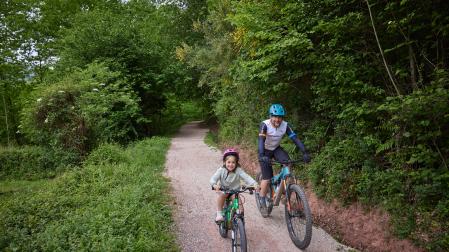 Pequeños y adultos recorrieron con sus bicicletas el nuevo tramo de la Vía Verde del Bidasoa, donde se preparó una yincana.