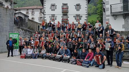 Acordeonistas participantes en el encuentro de Leitza, este sábado. A la izquierda, Tomás Erviti Caballero.