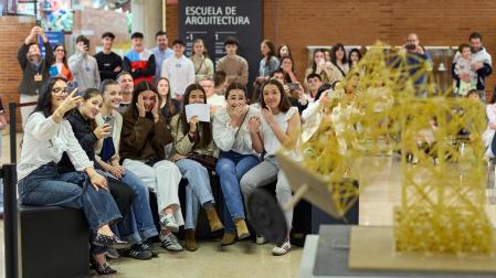 Imágenes del Concurso de construcción de estructuras con espaguetis en la Escuela de Arquitectura. UNAV