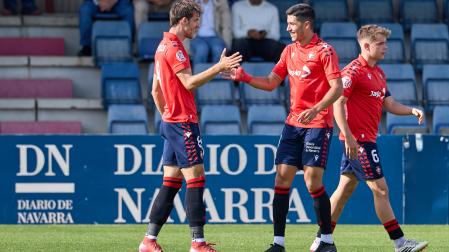 Ander Yoldi, goleador del encuentro, rompió su racha de dos meses sin marcar y es felicitado por Álex Jiménez.