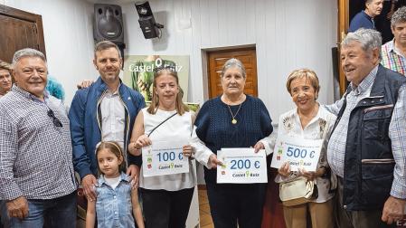 Desde la izquierda, José Mari Pejenaute Garde, de El Hortelano; Jaime Castel-Ruiz Solana, Edurne Chagoyen Lafuente, tercer premio; Rosa Mª Ruiz Villafranca, segundo premio; Merche Sola Buñuel, primer premio; y Enrique Castel-Ruiz Calvo, en la entrega de premios de la XIV edición del certamen