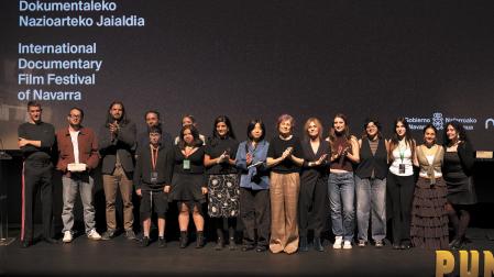 Premiados y representantes de los jurados posaron al final de la gala sobre el escenario de Baluarte