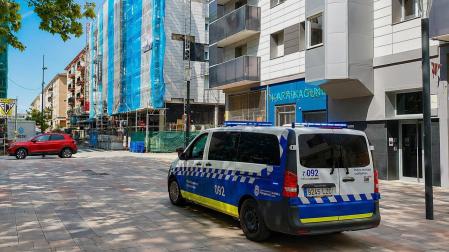 Un vehículo de la Policía Municipal patrulla el sábado por la tarde por San Jorge.