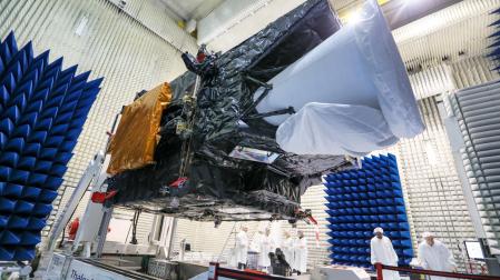 El satélite MTG-I2 en la sala blanca de la empresa Thales Alenia Space en Cannes (Francia).  Europa tendrá los servicios de previsión meteorológica más avanzados del mundo