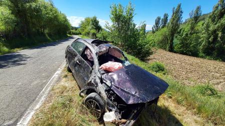 Fotos del accidente con un herido grave de 27 años en Egüés