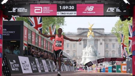 Sabastian Sawe entra en la línea de meta del maratón de Londres con un tiempo de 1:59:30 h., un nuevo récord mundial