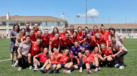 Las jugadoras y el cuerpo técnico de Osasuna B celebran el título de la Tercera División