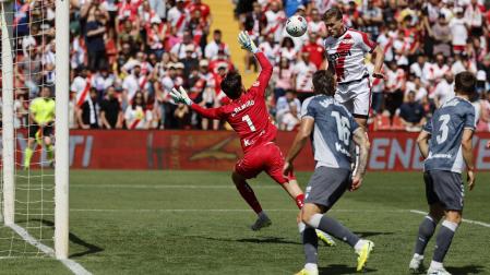 El delantero del Rayo Vallecano, Alemão marca el tanto del empate ante la Real Sociedad en el descuento