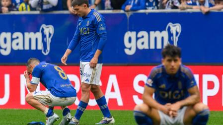 El capitán del Real Oviedo, Santi Cazorla (i) lamenta la derrota del eauipo por 1-2 ante el Elche durante el partido de LaLiga entre el Real Oviedo y el Elche disputado este domingo en el estadio Carlos Tartiere de Oviedo.