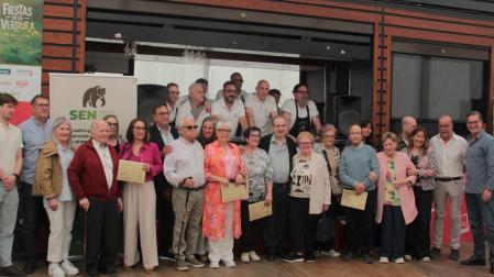 Miembros de la Orden del Volatín, junto a los pioneros de la gastronomía tudelana que fueron distinguidos en la jornada