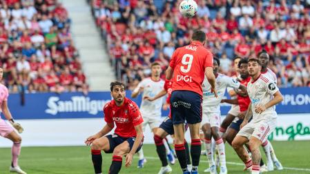 Raúl García de Haro remata de cabeza frente al Sevilla