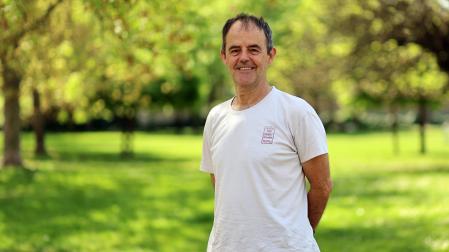 'Cerdos y amapolas' es la traducción al castellano de la novela que Jon Arretxe publicó en noviembre del año pasado en euskera, 'Txerriak eta loreak'