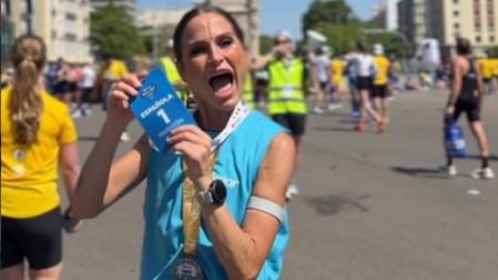 Estefanía Unzu Ripoll, más conocida como Verdeliss, con su medalla al cuello poco antes de recoger el premio a primera española en la Maratón de Madrid